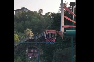 啦啦队主力李群穿婚纱现身助威。用独特方式为球队加油