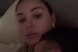 旺达和小男友在路上被记者采访：你俩还像之前那样爱对方嘛~