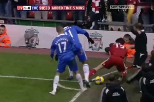 红蓝大战！博辛瓦怒踹贝纳永逃过红牌！詹俊：真是难以想象