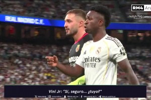 黄潜门将试图干扰维尼修斯，姆巴佩看到后一把推开他