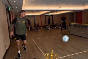 看起来很好玩啊！多特的室内训练网式足球！赢到最后的是……