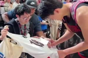 笑死！开拓者球迷日上，杨瀚森背着粉红色小书包给球迷签名！