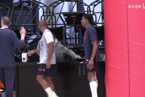比尔看起来状态不错啊！快船训练营花絮：保罗比尔友好互动！