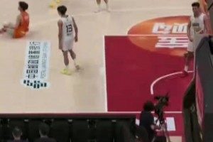 劳宗烨太牛逼了：起跳、出手，动作一气呵成，如行云流水般自然！