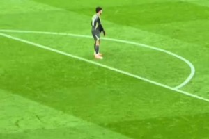 现场的曼联球迷向拉门斯高唱：你是伪装的舒梅切尔吗？