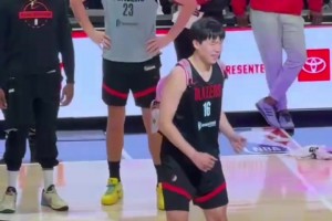 菜鸟待遇！杨瀚森背着粉色小书包跟着啦啦队热舞，队友都捂着嘴笑