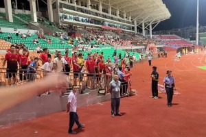 赛后广西平果小球迷怒扔水瓶砸向重庆球迷