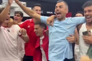 十年来首胜！塞维利亚4-1大胜巴萨，赛后球员们在更衣室疯狂庆祝