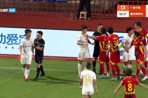 惨烈！铜梁龙球员把外援撞到颈椎骨折，而且竟然只吃了黄牌没禁赛