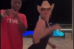 维尼修斯与巴西网红跳舞，女方前两天刚去伯纳乌26岁有3个孩子