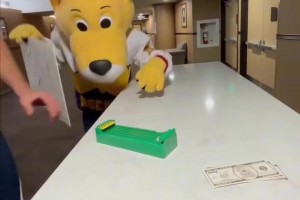 不要和约基奇赌马！即使是和吉祥物比！