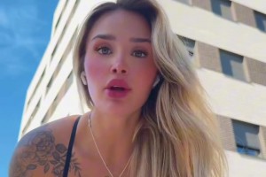 你俩这是女足还是模特，球技看着不咋样但身材也有点走样啊