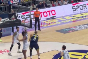 无人能挡湖人旧将小塔克各种秀操作！土超联赛轻松砍25+6