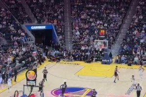 依旧很礼貌！杨瀚森撞倒勇士理查德犯规，很友好地将对手拉起来！