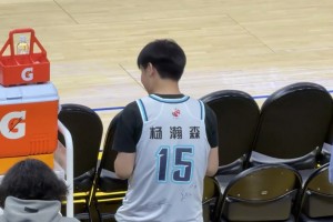 勇士主场一名球迷身穿杨瀚森青岛15号球衣，前来支持小杨！