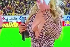 玷污足球！厄瓜多尔女主持人穿着暴露遭批