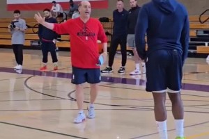 登哥认真听讲！范甘迪给快船球员讲解防守站位