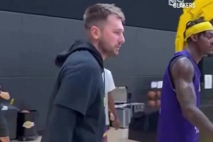 发福利了！东契奇给队友每人送一双自己的新球鞋