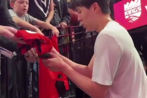 季前赛主场首秀！杨瀚森在球员通道给热情的球迷们签名~