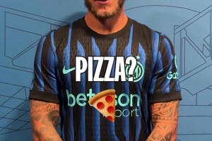 赣超奇葩一幕：防守球员圆规式护球被判点，痛苦捶地卧草