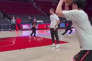 今天投疯了杨瀚森今天命中的第一记三分就是热身在练的底角！