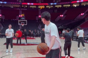 现在看来已适应！比卢普斯此前：我们节奏很快，杨瀚森还没适应，但他球商没问题