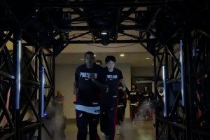 季前赛主场首秀杨瀚森跟着队友一起跑进场准备热身！