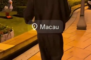 这么坚持藏球鞋的布克，也是很在乎球迷的！