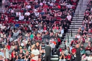 篮网教练能不能给机会？中国赛现场球迷记录曾凡博热身画面