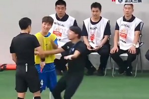 韦世豪：给我红牌？马宁我C！马宁：记住！我才是主角！