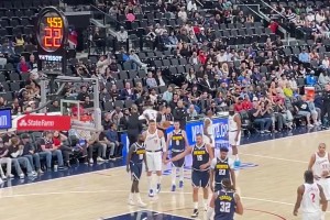 老船长登场！保罗作为快船球员首次在新主场出战，全场热烈掌声！