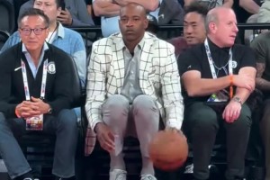 技痒难耐！卡特观赛席上拿球拍个不停