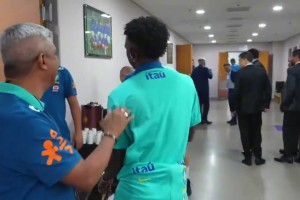 维尼修斯扭扭捏捏地与教练打招呼，你小子怎么看着有点搞笑