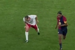 太凶残了小罗踩单车+牛尾巴过人晃得对面老头闪到腰