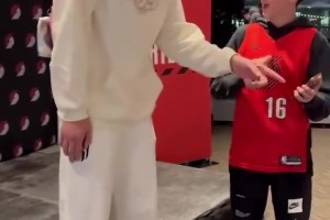 这个粉红小书包已经成为杨瀚森的固定装备了吗