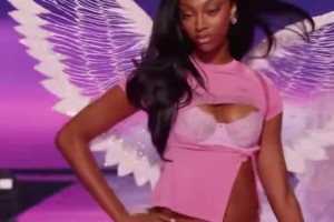 天使造型魔鬼身材！WNBA球星里斯参加维密走秀