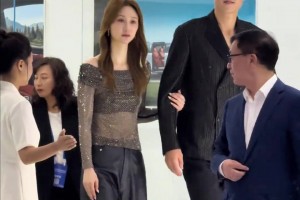 焦点不是车！是周鹏身边美到窒息的爱妻❤