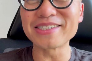 可爱喔！“大宝贝”刘禹彤与“小李梦”王樱霓合拍手势舞