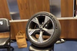 庄神整蛊新秀：把博纳车轮胎拆下放到更衣室+车里塞满爆米花