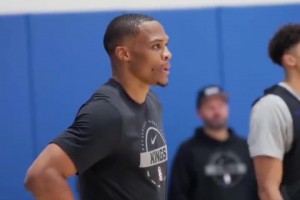 威少和拉文母校！国王在UCLA备战与湖人季前赛 威少轻盈扣篮