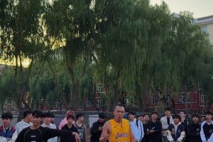 垃圾话还很多！一位科比粉丝进校园1v1零封化工大学队长！