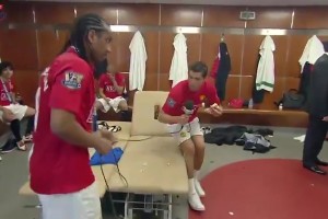 满满的回忆啊！16年前的曼联更衣室，C罗吃着汉堡采访安德森！