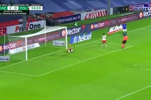 裁判化身后卫，上演极限解围！球员：裁判你买了吧