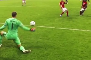 麒麟臂vs金刚腿！C罗近距离暴力射门，诺伊尔竟能单掌挡出！