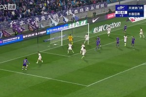 逆天乌龙！贺一然头球顶入自家球门，津门虎扳回一城1-2亚泰