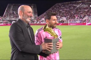 28场29球16助！梅西赛前领取常规赛金靴奖杯！