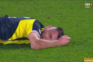 什克里尼亚尔这拙劣的演技，都倒在地上了还在偷看