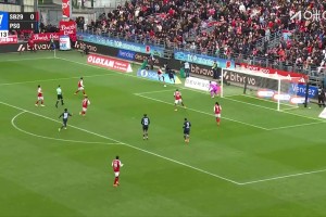 后卫梅开二度！阿什拉夫破门双响，巴黎2-0领先