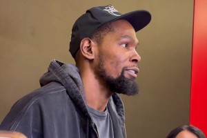 笑死！杰伦-布朗：杜兰特的雕像可以放在他家门口！下半身雷霆，上半身勇士！