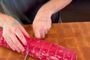 夜幕降临，刷视频的瓦科看到了可爱的自己